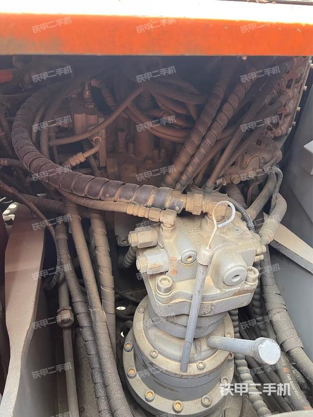 回轉(zhuǎn)馬達(dá)和主控閥（整機(jī)外觀）