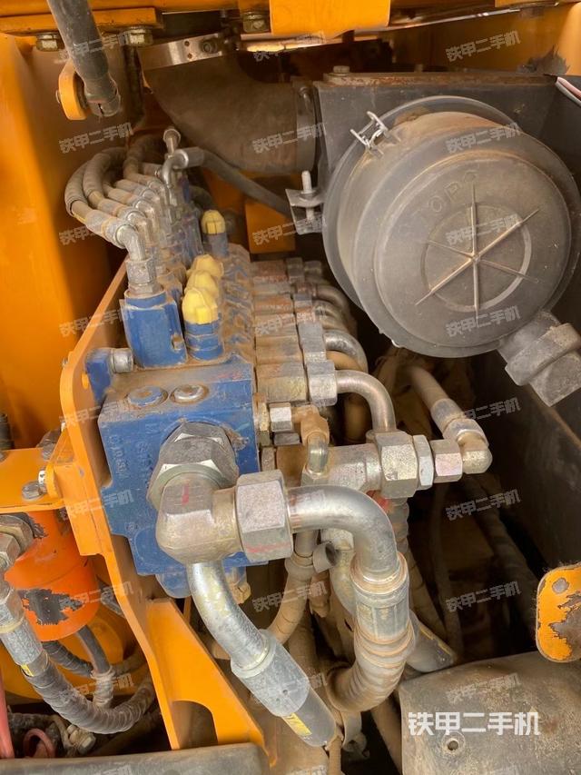 回转马达和主控阀（整机外观）