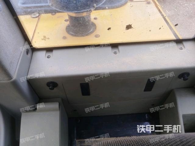 行走控制手柄和踏板?俯拍（駕駛室部分）