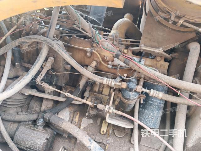 發(fā)動機左側(cè)全景（壓路機發(fā)動機艙）