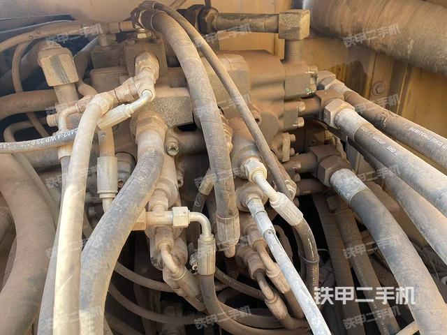 回轉(zhuǎn)馬達(dá)和主控閥（整機(jī)外觀）