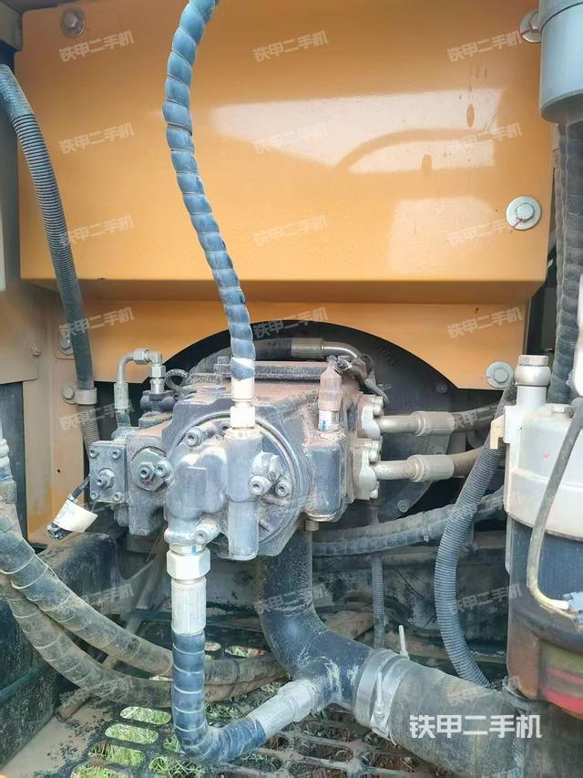 液压泵舱室正面整体（整机外观）