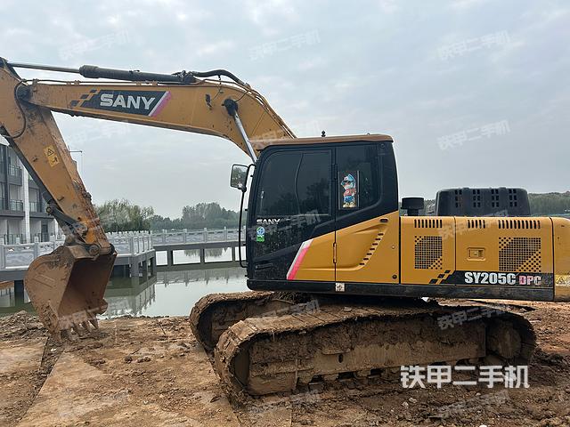 單側(cè)履帶整體(整機(jī)外觀) 單側(cè)履帶整體(整機(jī)外觀)