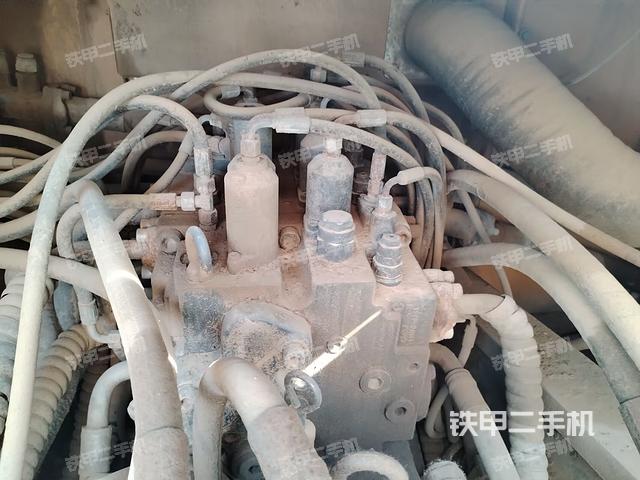 回转马达和主控阀（整机外观）