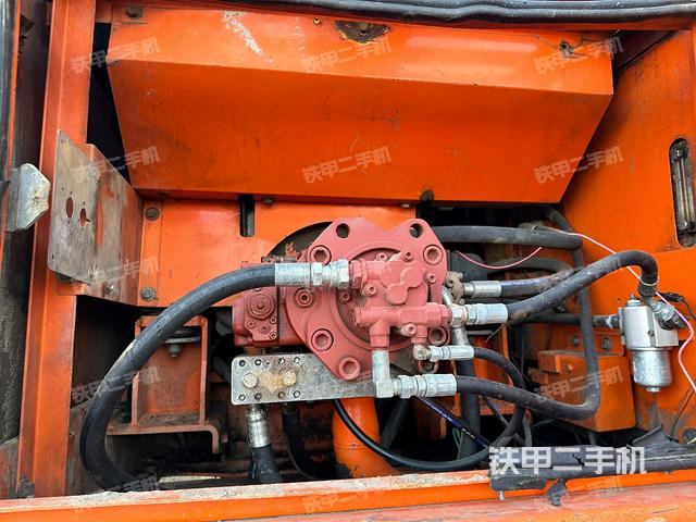 液压泵舱室正面整体（整机外观）