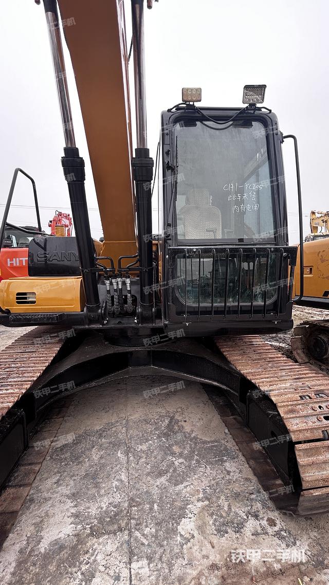 單側(cè)履帶整體(整機(jī)外觀) 單側(cè)履帶整體(整機(jī)外觀)