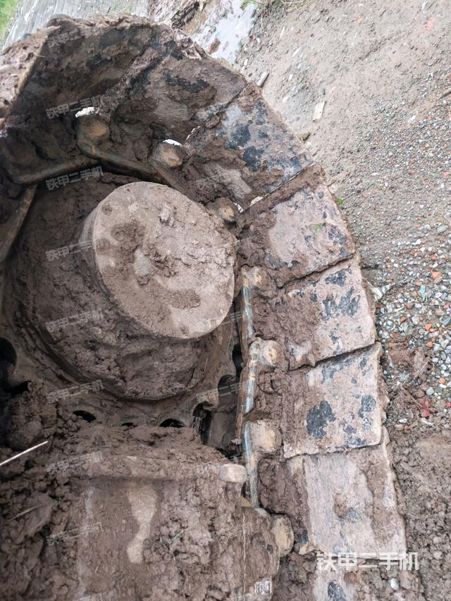 右驅(qū)動輪（行走機構(gòu)）