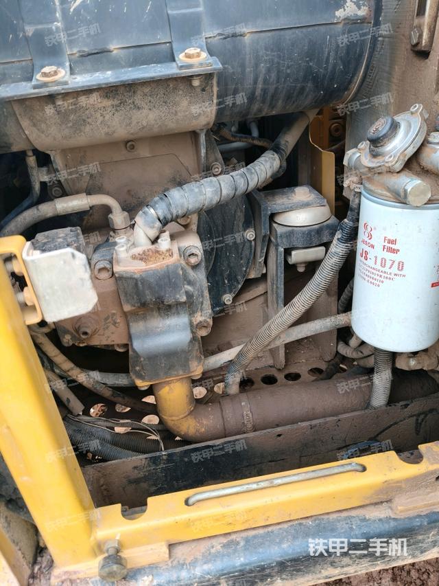 液压泵舱室正面整体（整机外观）