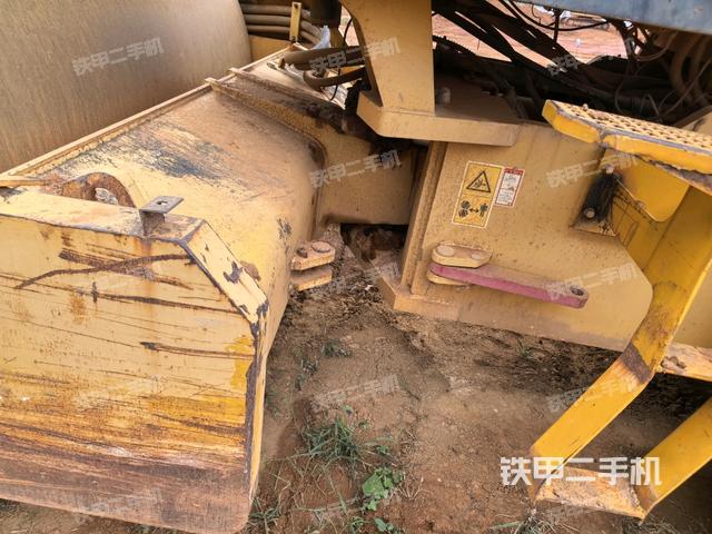 前輪左側(cè)減震塊連接及部件（壓路機前后車架）