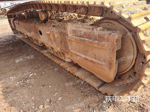 單側(cè)履帶整體(整機(jī)外觀) 單側(cè)履帶整體(整機(jī)外觀)