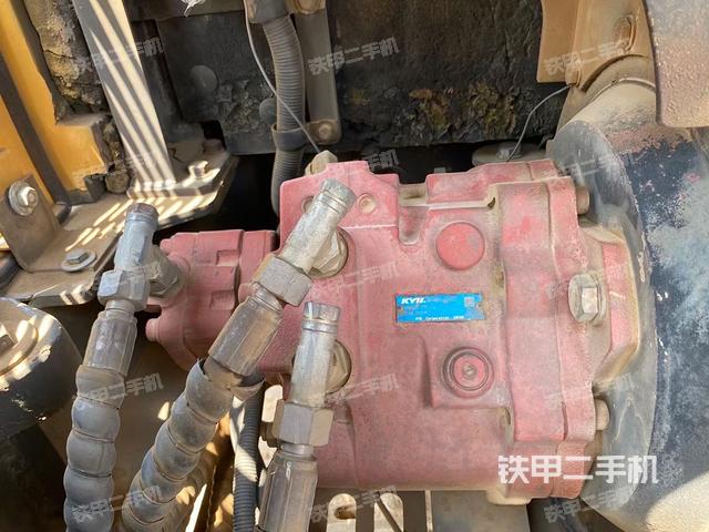 液压泵舱室正面整体（整机外观）