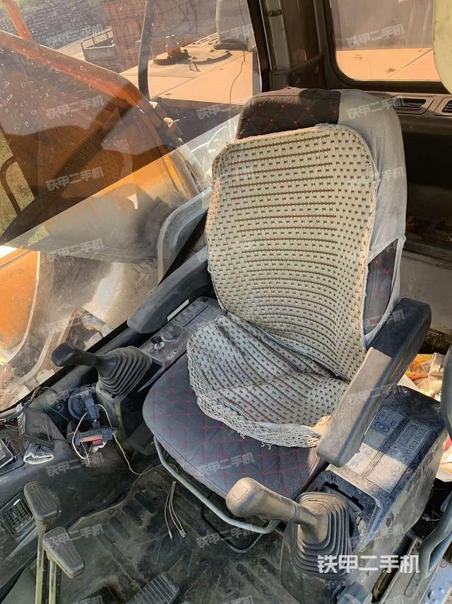 駕駛室整體(整機(jī)外觀) 駕駛室整體(整機(jī)外觀)
