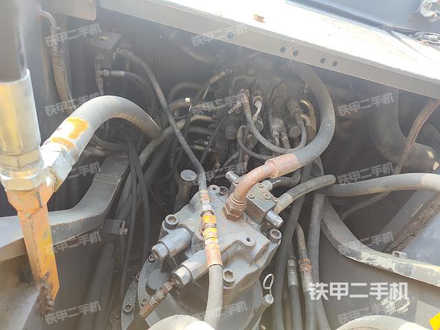 回转马达和主控阀（整机外观）