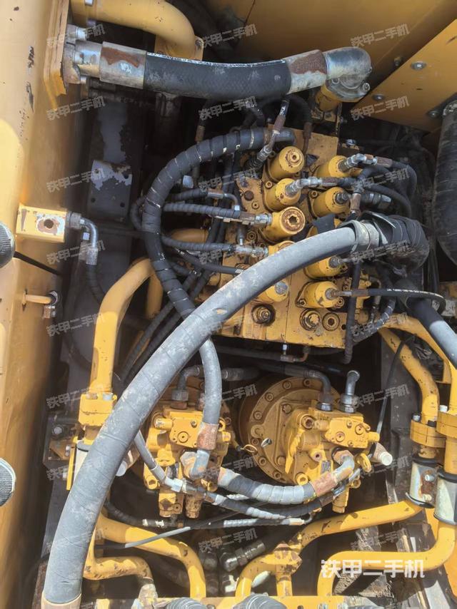 回转马达和主控阀（整机外观）