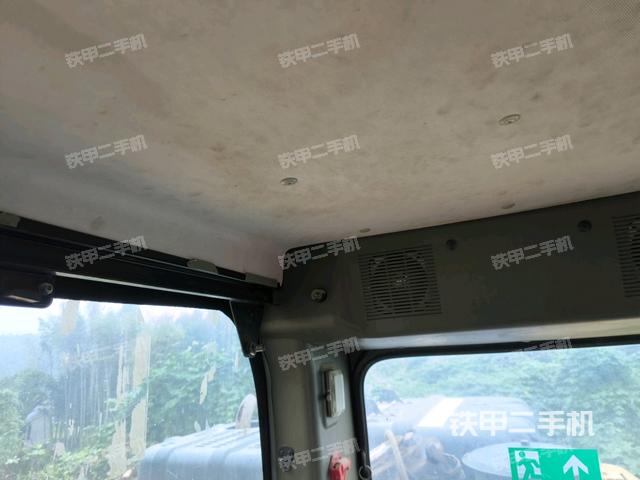 行走控制手柄和踏板?俯拍（駕駛室部分）