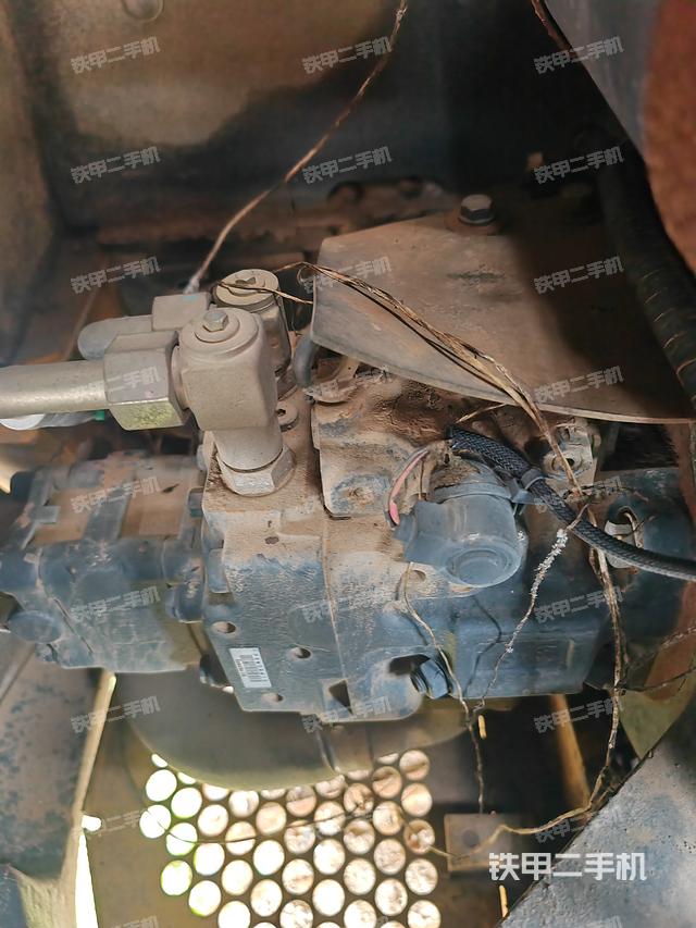 液压泵舱室正面整体（整机外观）