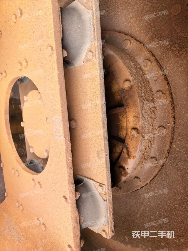 后輪右側(cè)全景（壓路機前后車架）