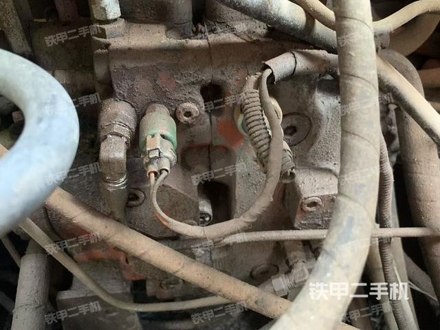 回轉(zhuǎn)馬達(dá)和主控閥（整機(jī)外觀）