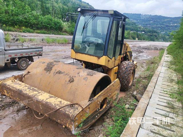 龍工LG518B機(jī)械驅(qū)動壓路機(jī)