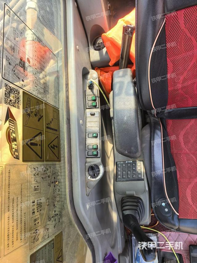 座椅右側(cè)控制臺(tái)/鑰匙門/油門/含右手柄（駕駛室部分）