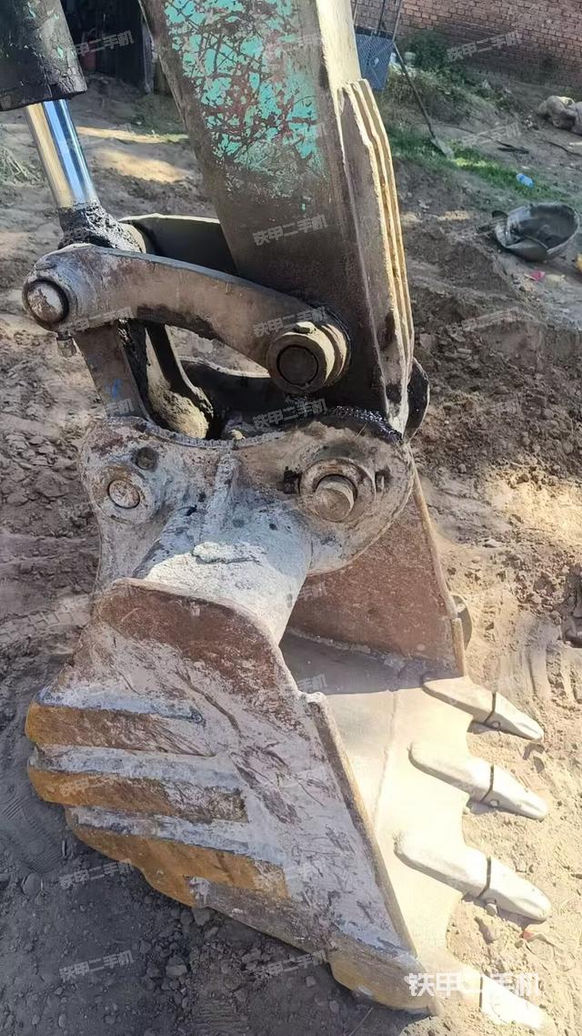 回轉(zhuǎn)馬達(dá)和主控閥（整機(jī)外觀）