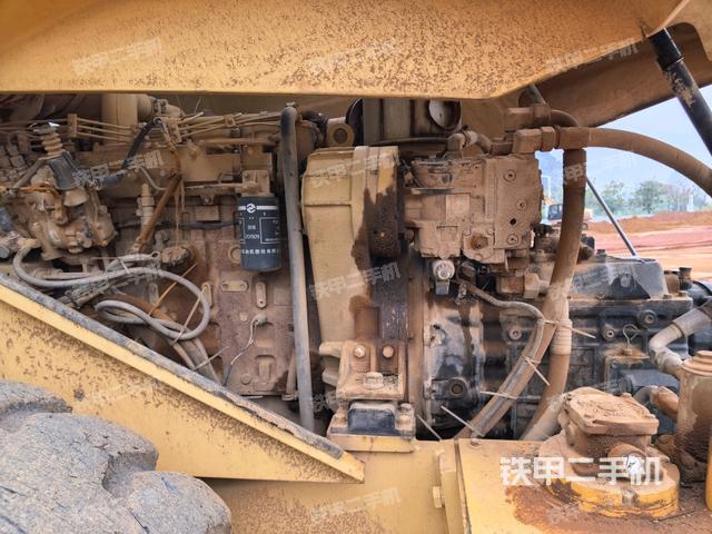 發(fā)動機右側(cè)全景（壓路機發(fā)動機艙）