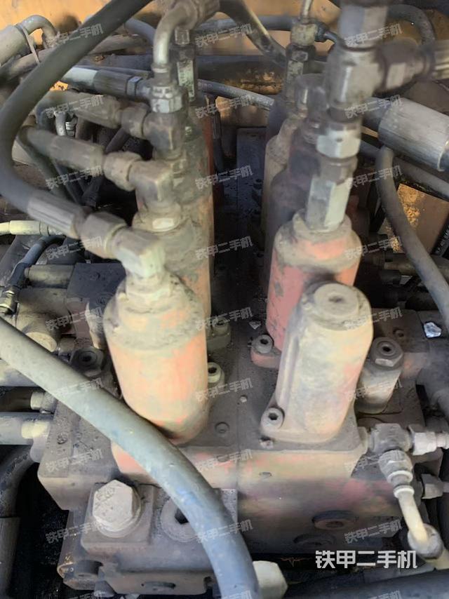 回转马达和主控阀（整机外观）