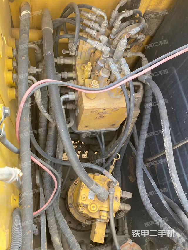 回轉(zhuǎn)馬達(dá)和主控閥（整機(jī)外觀）