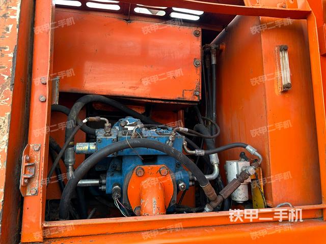 液压泵舱室正面整体（整机外观）