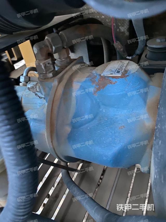 液壓泵艙室正面整體（整機外觀）