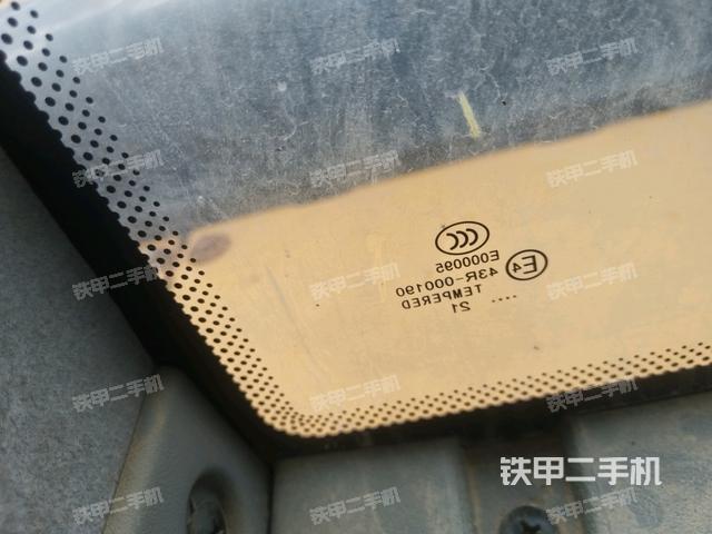 行走控制手柄和踏板?俯拍（駕駛室部分）