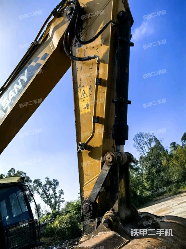 大臂油缸整体 竖拍（工作和回转装置）