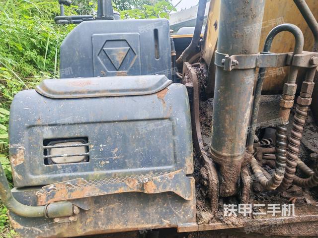 鏟斗右后整體(工作和回轉(zhuǎn)裝置) 鏟斗右后整體(工作和回轉(zhuǎn)裝置)