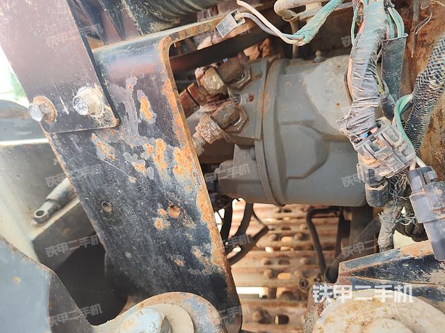 液压泵舱室正面整体（整机外观）