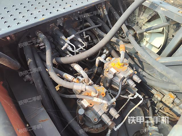 回转马达和主控阀（整机外观）