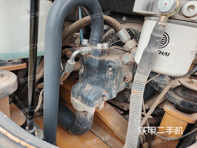 液压泵舱室正面整体（整机外观）