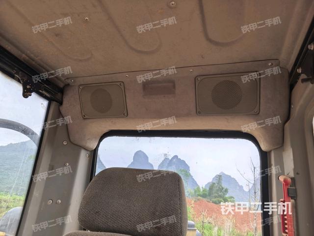 行走控制手柄和踏板?俯拍（駕駛室部分）