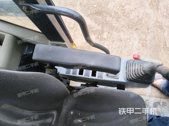 座椅右側(cè)控制臺/鑰匙門/油門/含右手柄（駕駛室部分）