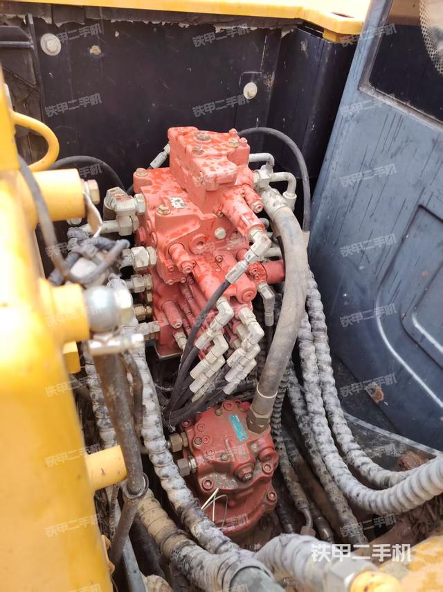 回轉(zhuǎn)馬達(dá)和主控閥（整機(jī)外觀）