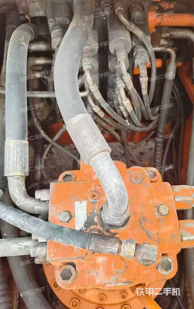 回转马达和主控阀（整机外观）