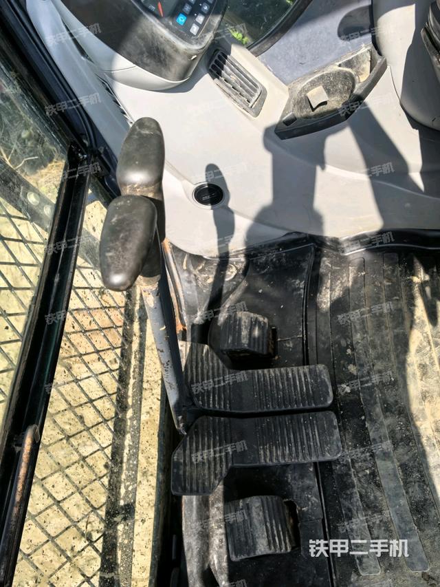 行走控制手柄和踏板?俯拍（駕駛室部分）