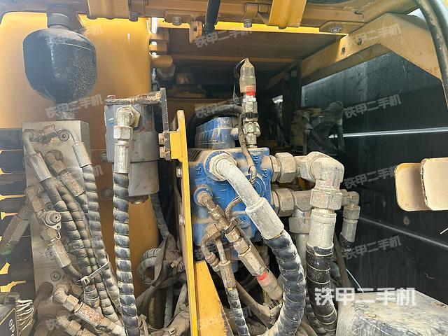 回轉(zhuǎn)馬達(dá)和主控閥（整機(jī)外觀）