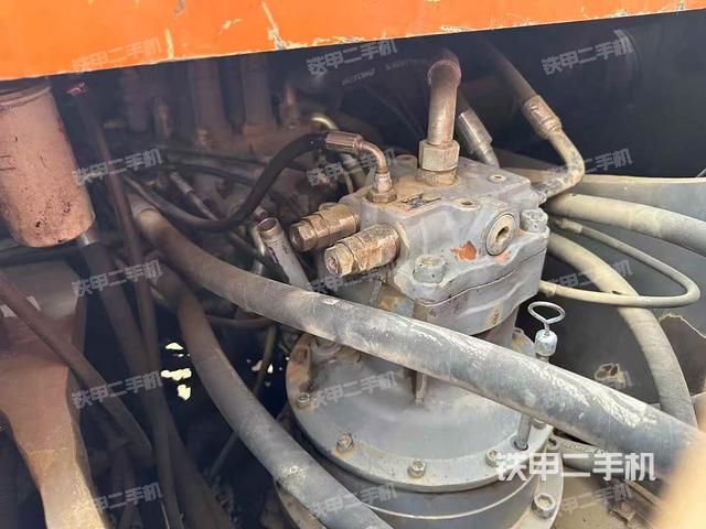 回转马达和主控阀（整机外观）