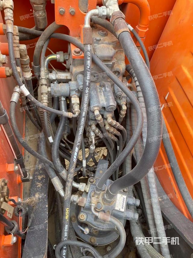 回轉(zhuǎn)馬達和主控閥（整機外觀）