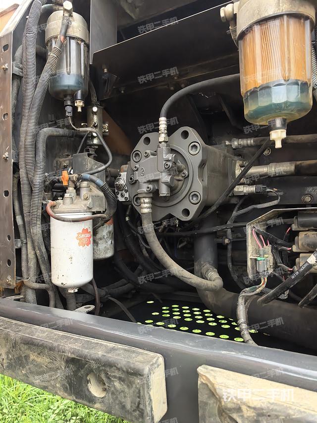 液压泵舱室正面整体（整机外观）