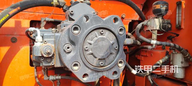 液压泵舱室正面整体（整机外观）