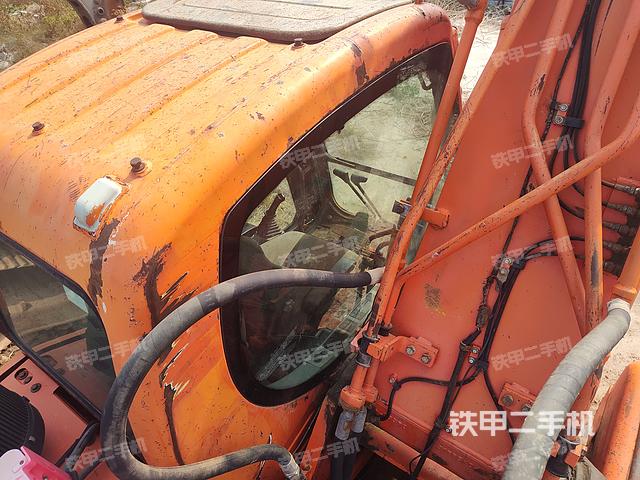 驾驶室顶部（整机外观）