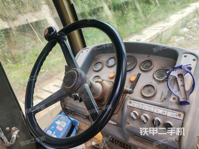 操作臺全景（壓路機駕駛室）