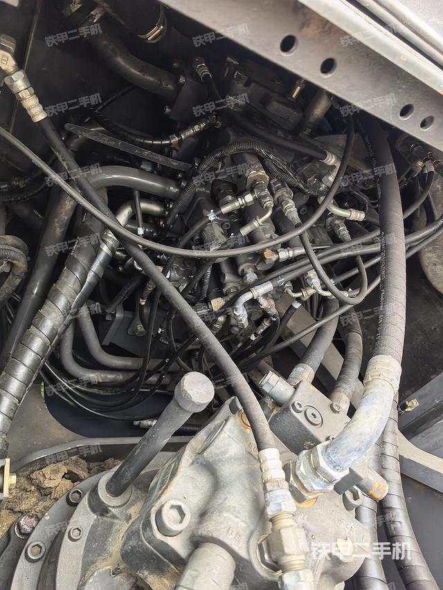 回转马达和主控阀（整机外观）