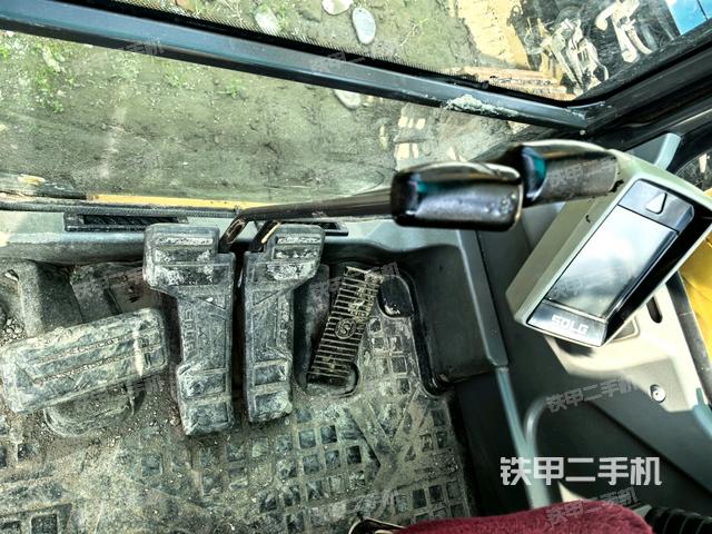 行走控制手柄和踏板 俯拍（驾驶室部分）